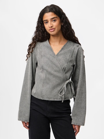 PIECES - Blusa en gris: frente