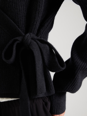 Geacă tricotată 'Cassandra' de la ABOUT YOU pe negru
