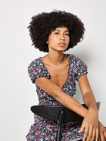 Apricot Dress in Black