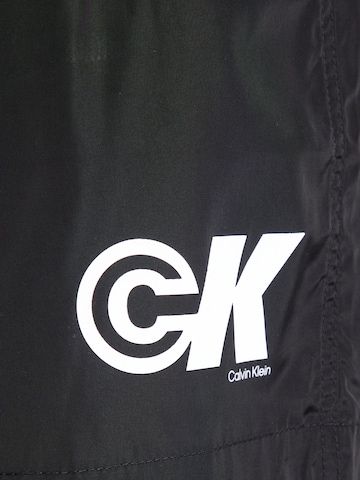 Calvin Klein JeansLoosefit Hlače - crna boja
