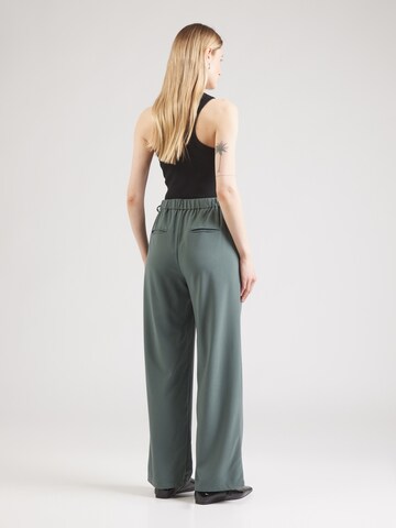 Loosefit Pantaloni con pieghe 'Gemma' di ABOUT YOU in verde