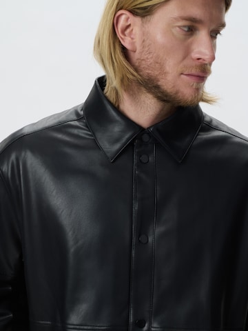 KARIA by Loris Karius Φθινοπωρινό και ανοιξιάτικο μπουφάν σε μαύρο