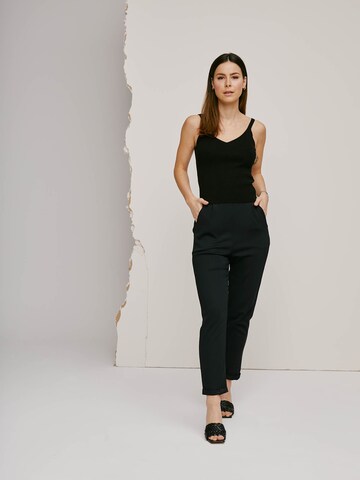 A LOT LESS Regular Pleat-Front Pants 'Fabia' in Black