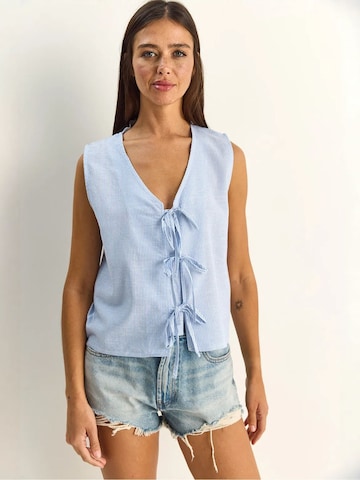 Bianco Lucci Blouse in Blue: front