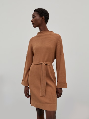 EDITED Stickad klänning 'Nata' i brun: framsida