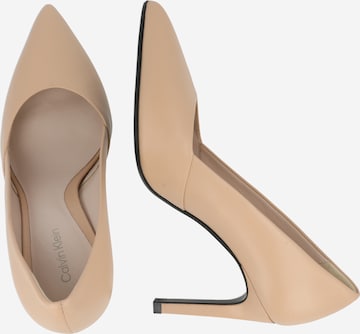 Calvin Klein - Zapatos con plataforma en beige