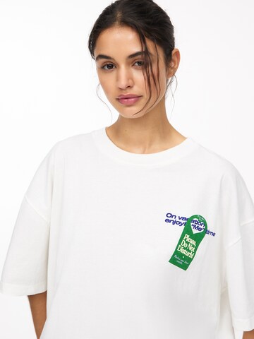 Pull&Bear Koszulka oversize 'ROOM SERVICE' w kolorze biały