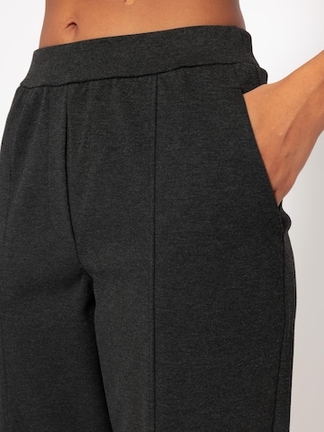 SASSYCLASSY Regular Chinohose‌‌ in Grau