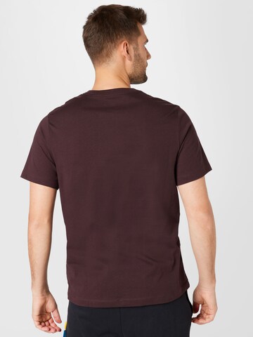 Coupe regular T-Shirt 'Club' Nike Sportswear en marron