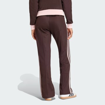ADIDAS ORIGINALS - regular Pantalón 'Classic' en marrón