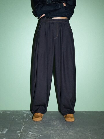 Bershka Wide leg Pleat-front trousers in Blue: front