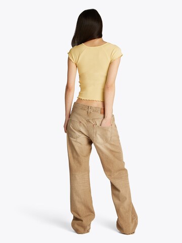 T-shirt Tommy Jeans en jaune