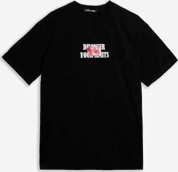 OVER STREET - Camisa 'Camiseta negra discover your limits oversized tee' em preto: frente