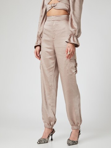 Tapered Pantaloni cargo di Hoermanseder x About You in beige: frontale