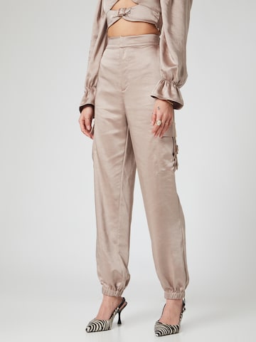 Effilé Pantalon cargo Hoermanseder x About You en beige : devant