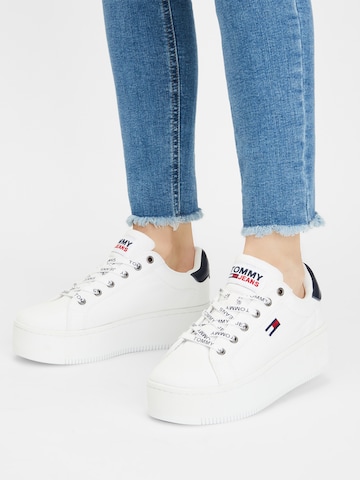 Sneaker low de la Tommy Jeans pe alb: față