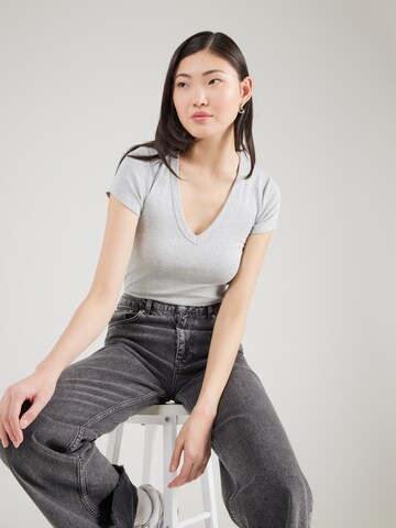 T-shirt GAP en gris : devant