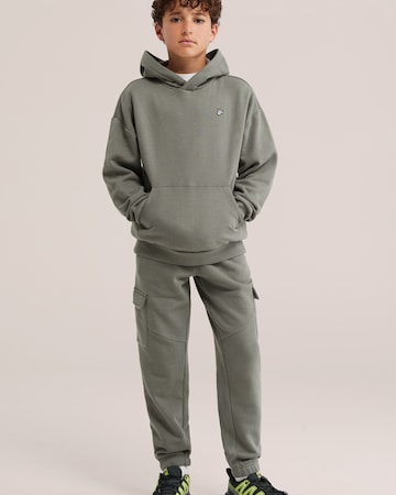 WE Fashion Regular Trousers in Green: front