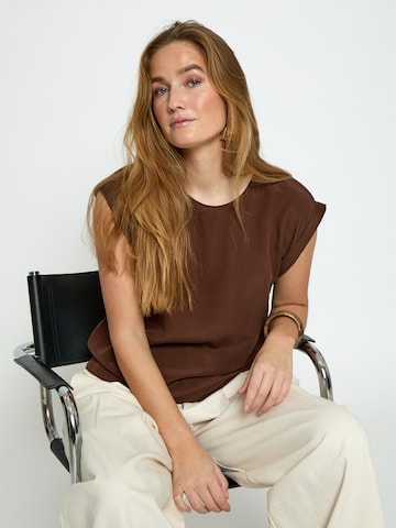 minus Toppi 'Nanna' värissä ruskea