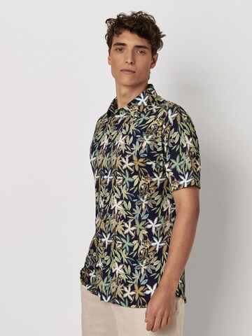Coupe regular Chemise DESOTO en bleu : devant