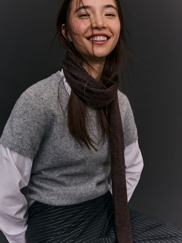 Bershka Sjaal in Bruin