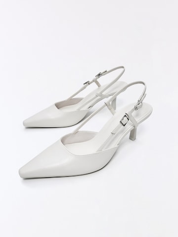 Bershka Slingpumps in Wit