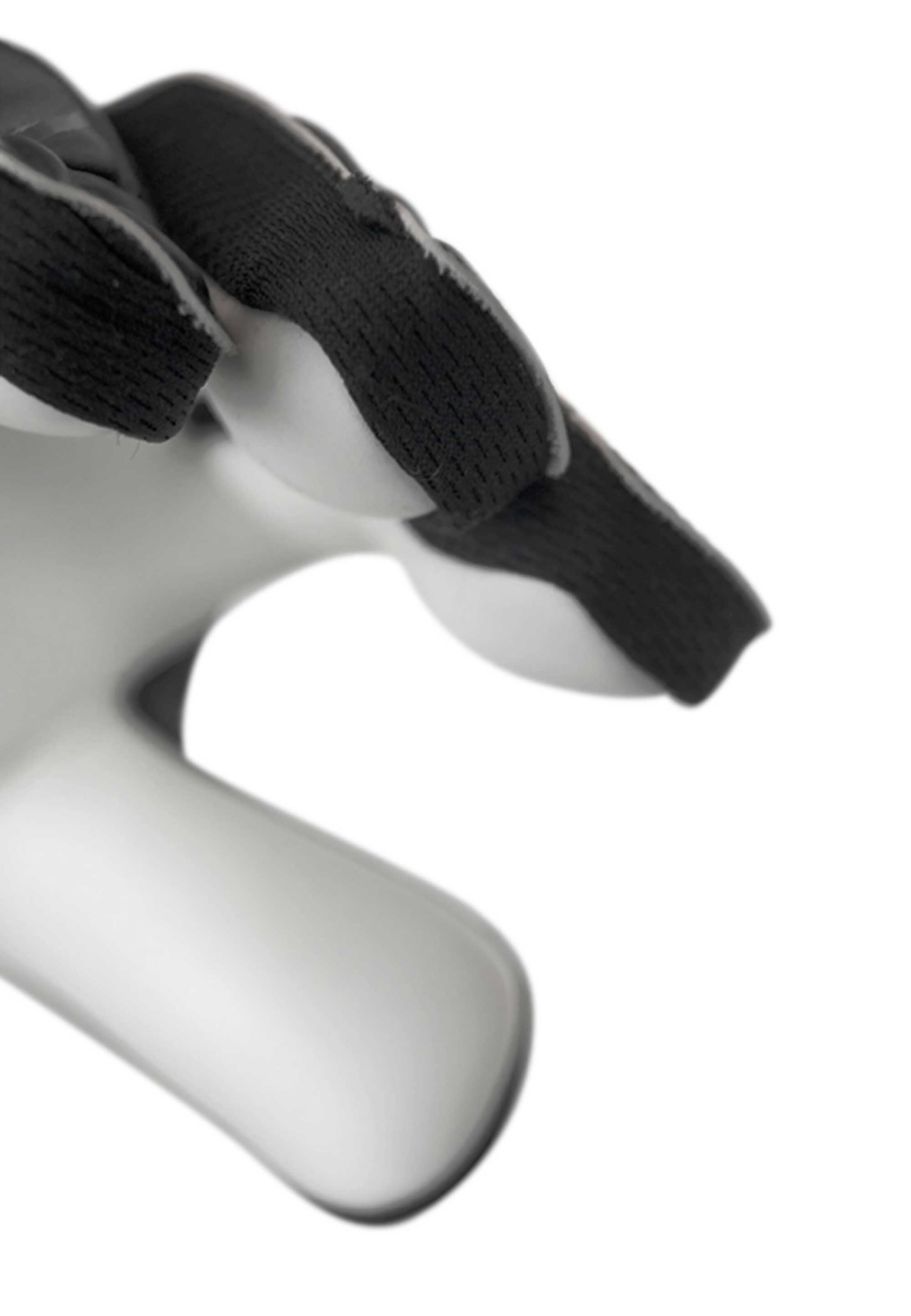 REUSCH Torwarthandschuh 'Attrakt Starter Solid' in Schwarz