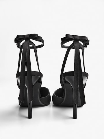 Bershka Czółenka z wyciętą piętą w kolorze czarny