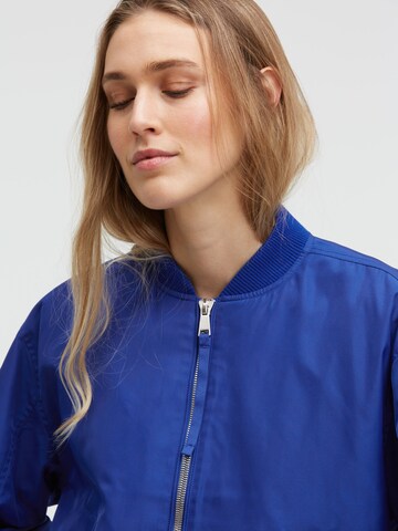 SENSES.THE LABEL Between-Season Jacket in Blue