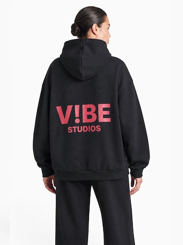 V!BE STUD!OS Collegepaita värissä musta