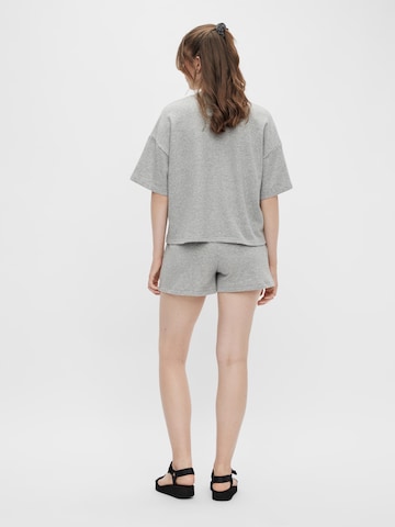 Sweat-shirt 'Chilli' PIECES en gris