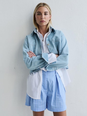FEMSSY - Loosefit Pantalón 'ARIA STRIPE SHORTS BLUE' en azul