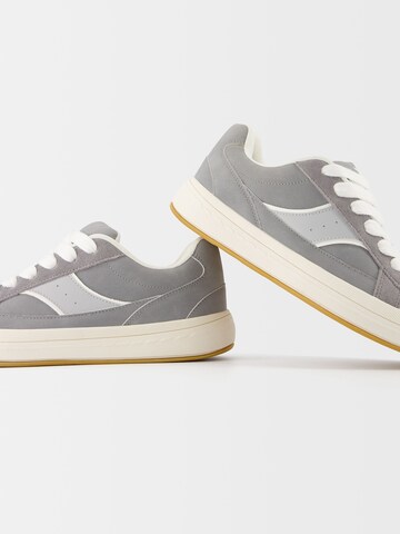 Sneaker bassa di Bershka in grigio