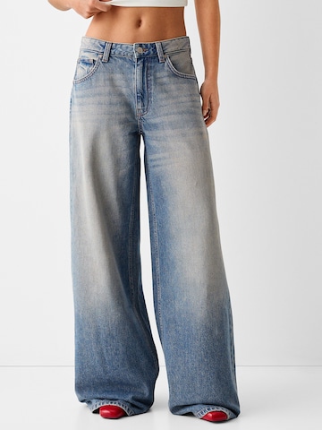 Bershka Wide leg Jeans in Blue: front