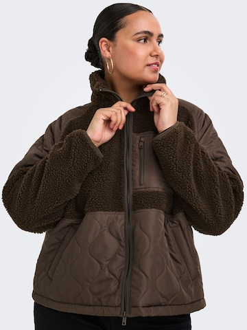 ONLY Carmakoma - Chaqueta polar 'CAROhio' en marrón