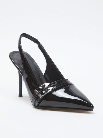 Escarpins à bride arrière Trendyol en noir : devant