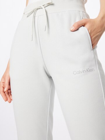 Calvin Klein Sport Tapered Hose in Grau