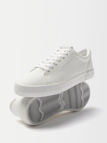 Baskets basses Bershka en blanc