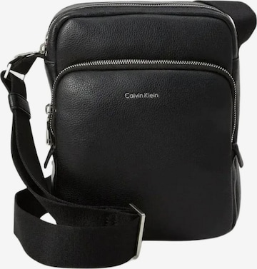 Calvin Klein Taška cez rameno 'RAISED POCKET REPORTER TRACOLLINA' - Čierna: predná strana