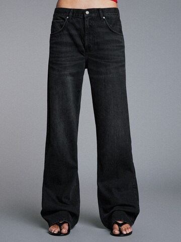 Bershka Baggy Jeans in Black: front