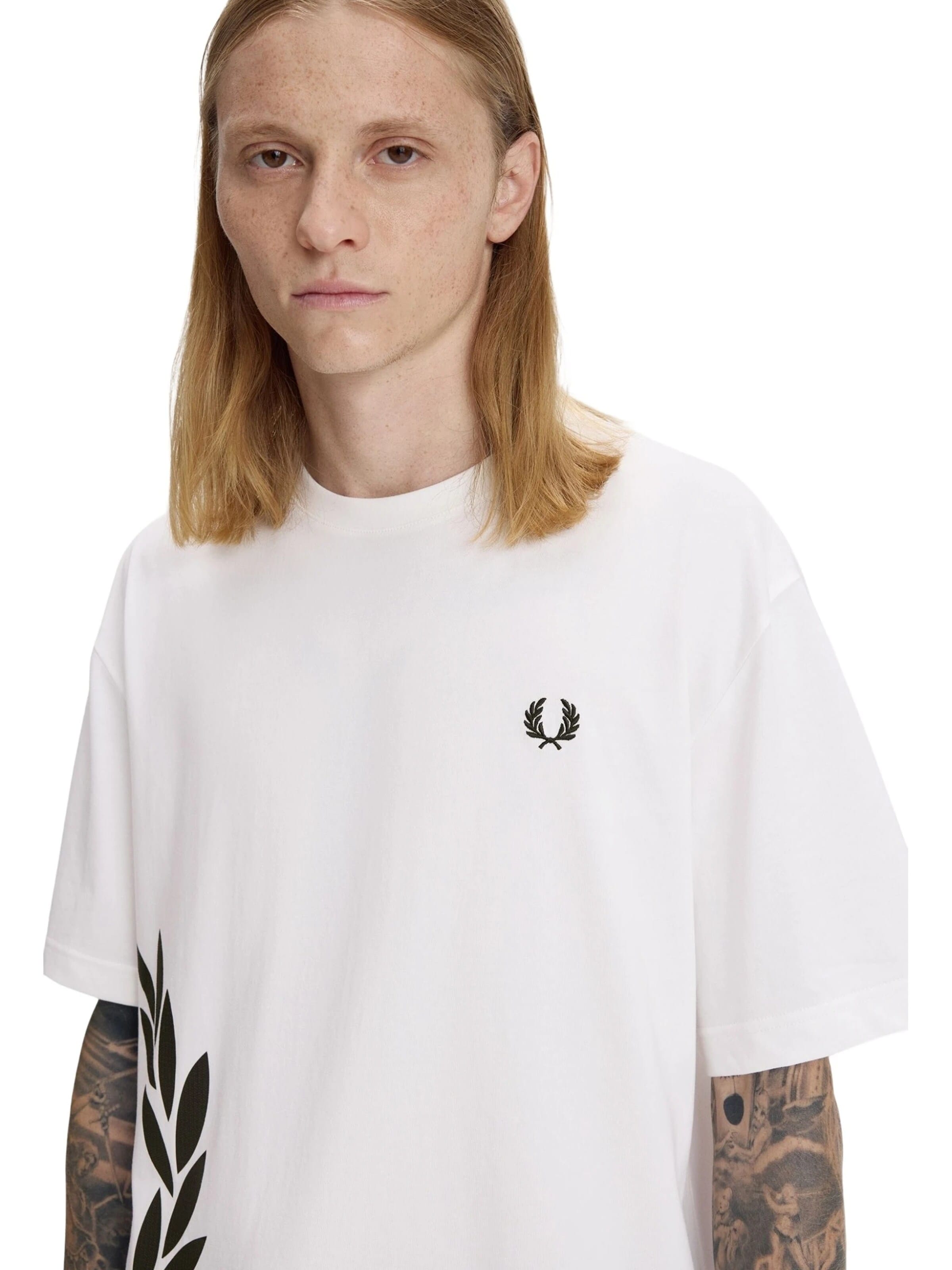 Fred Perry Koszulka 'Camiseta fred perry blanca textured laurel wreath tee' w kolorze biały