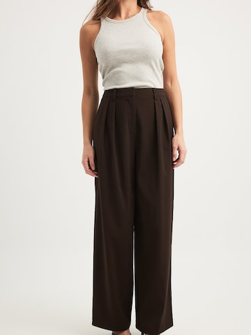 NA-KD Loose fit Pleat-Front Pants in Brown: front