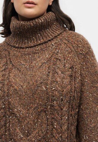 Pullover 'CARZILLE' di ONLY Carmakoma in marrone