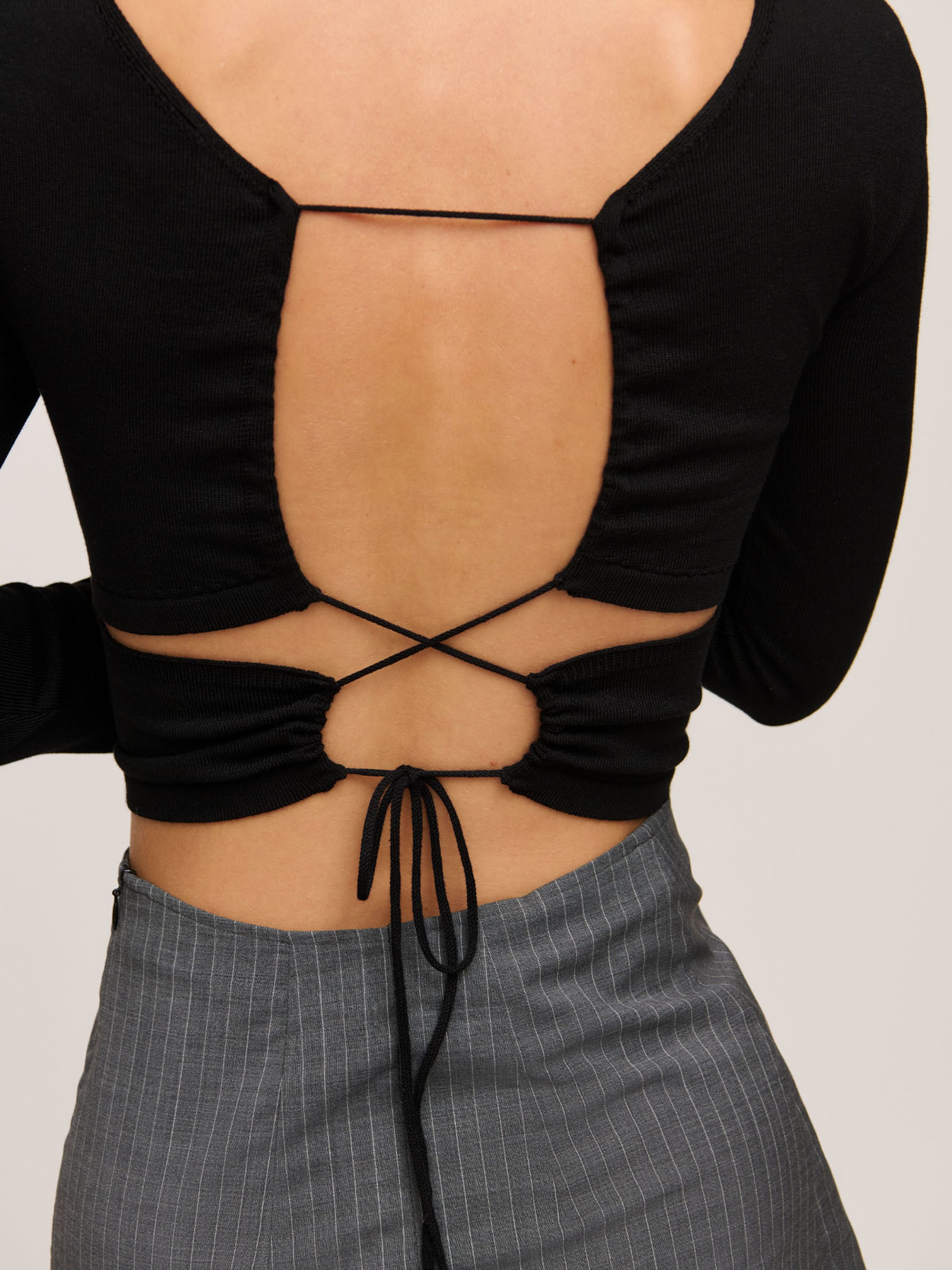 melns A LOT LESS T-Krekls 'Roberta'