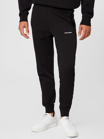 Calvin Klein Tapered Παντελόνι σε μαύρο: μπροστά