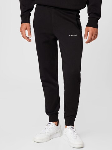 Calvin Klein - Tapered Calças em preto: frente