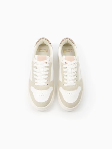 Sneaker low de la Bershka pe alb