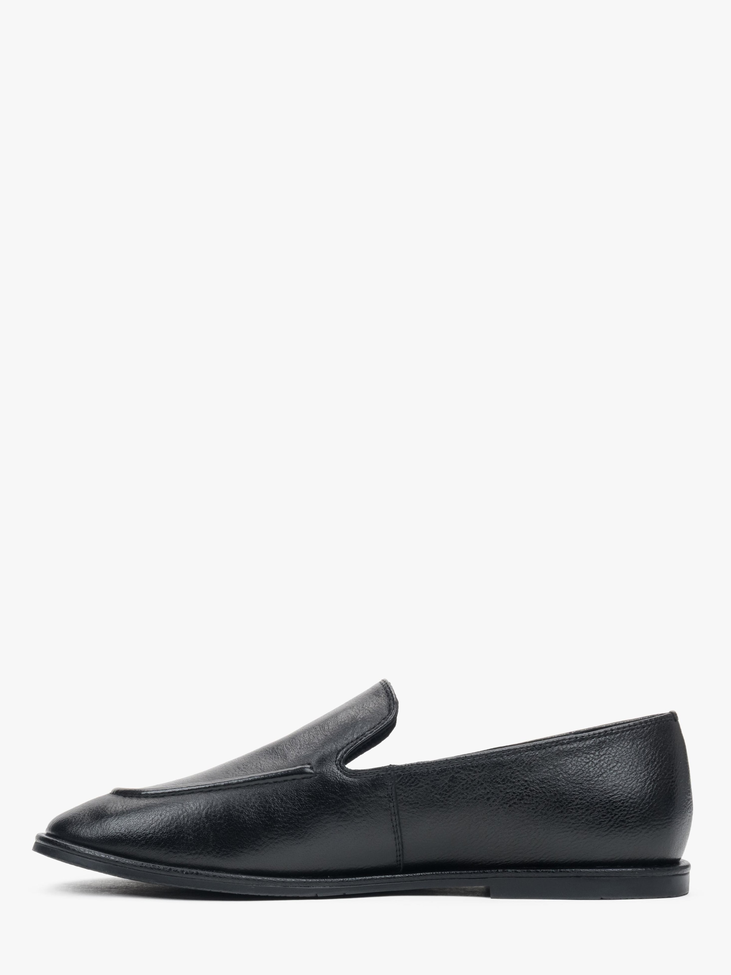 Chaussure basse Estro en noir : devant