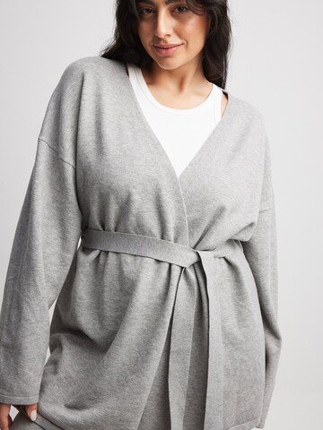 Cardigan NA-KD en gris : devant