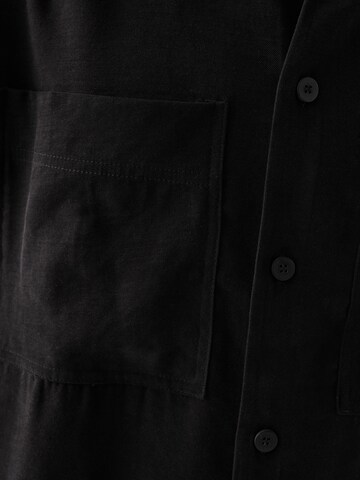 Bershka Comfort Fit Skjorta i svart